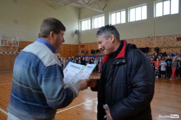 Бігали, раділи, вболівали: у Ковелі школярі змагалися на святкових «Веселих стартах»