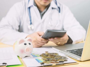 Судили директора медцентру на Волині, який виписував премії дружині