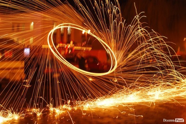 У Луцьку поєднали колядки і фаєр-шоу. ФОТО