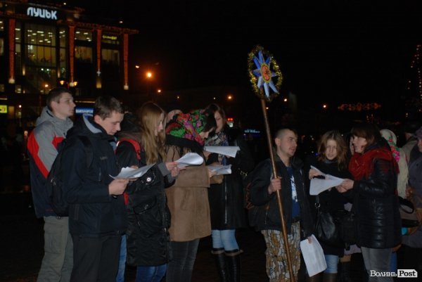 У Луцьку поєднали колядки і фаєр-шоу. ФОТО