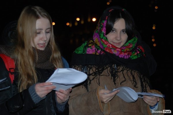 У Луцьку поєднали колядки і фаєр-шоу. ФОТО