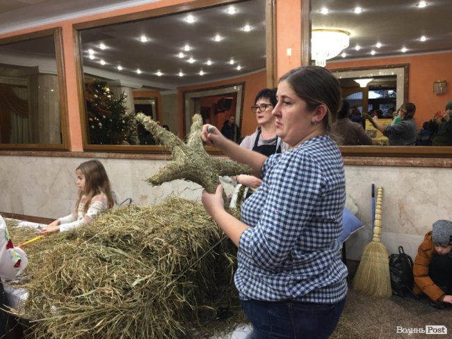 Під час фестивалю у Луцьку створюють великого янгола, роблять свічки та хустки. ФОТО