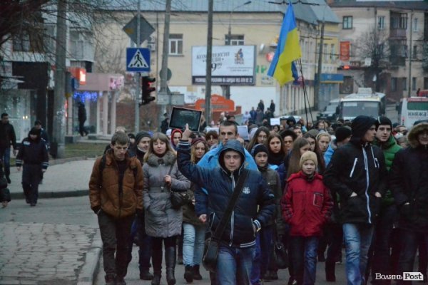 У Луцьку влаштували акцію «Я - Волноваха», щоб вшанувати загиблих на сході. ФОТО