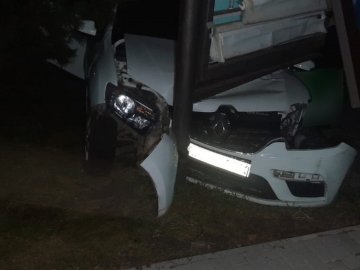 У Луцьку таксі влетіло у рекламний щит: повідомили деталі аварії