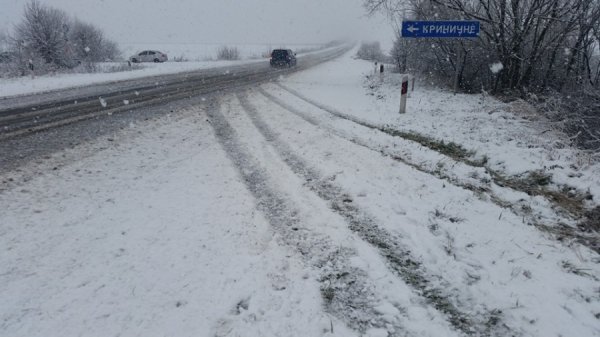 На засніженій дорозі Луцьк-Колки авто з'їхало у кювет. ФОТО