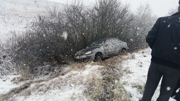 На засніженій дорозі Луцьк-Колки авто з'їхало у кювет. ФОТО