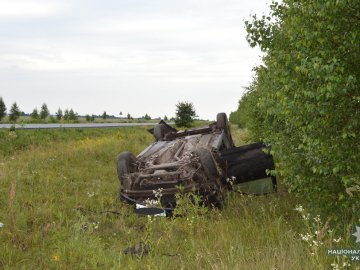 На Волині Volkswagen злетів у кювет та перекинувся. ФОТО