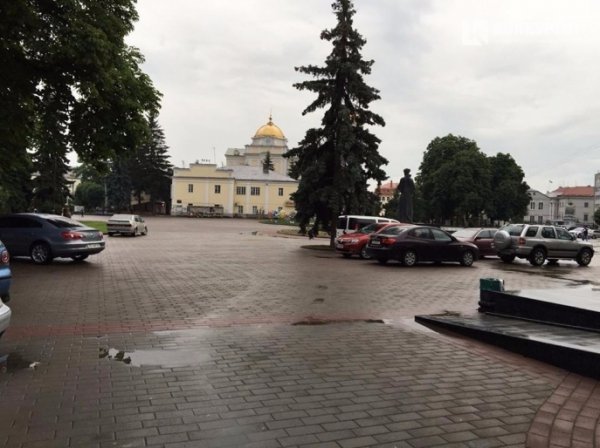 Паркування машин в заборонених місцях у Луцьку - хамство чи безвихідь?