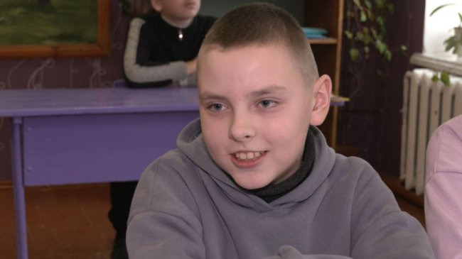 Бореться на освітньому фронті: переможницю радіодиктанту з Волині вітали усією школою