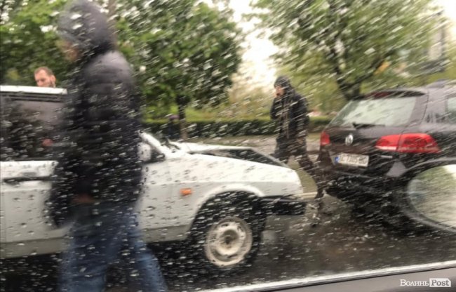 У Луцьку на Рівненській – аварія: зіткнулися дві автівки. ФОТО