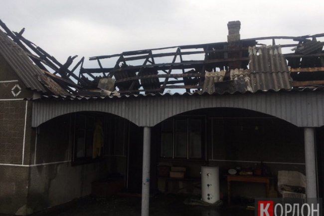 У волинському місті від удару блискавки загорілася будівля. ФОТО