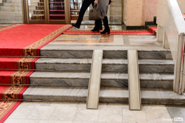 Облаштували пандус до сесійної зали Волиньради. ФОТО