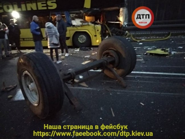 У Чехії автобус з українцями потрапив у автопригоду: 8 постраждалих