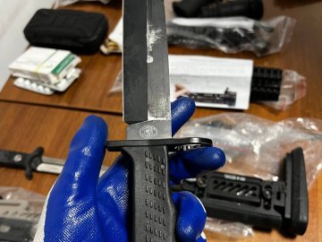 Через «Ягодин» пасажир автобуса намагався провезти 40 пігулок трамадолу та холодну зброю