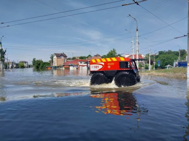 Ночували на даху: як відбувається евакуація із затопленого Херсона