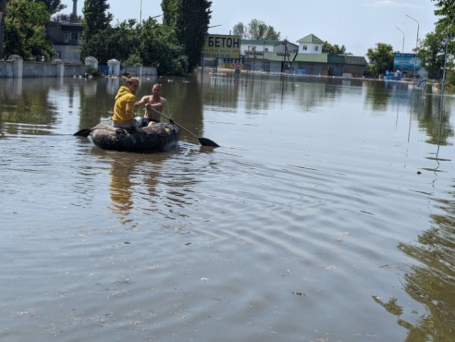 Ночували на даху: як відбувається евакуація із затопленого Херсона