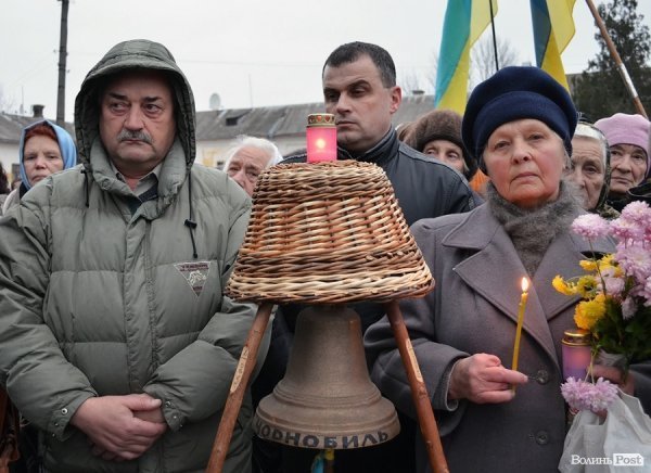 У Луцьку перед замком виклали зі свічок «хрест пам’яті». ФОТО