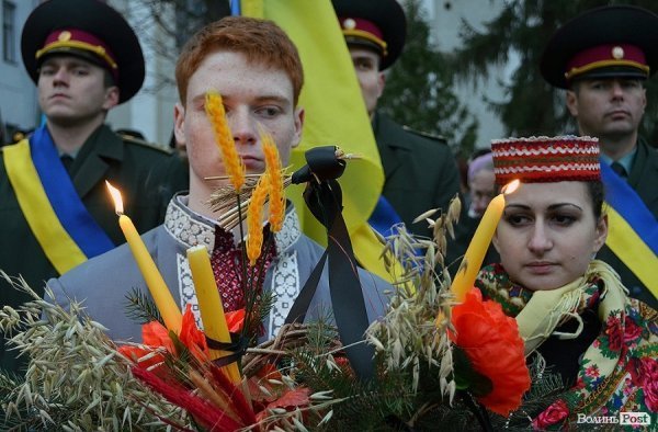 У Луцьку перед замком виклали зі свічок «хрест пам’яті». ФОТО