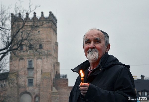 У Луцьку перед замком виклали зі свічок «хрест пам’яті». ФОТО