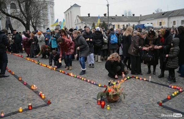 У Луцьку перед замком виклали зі свічок «хрест пам’яті». ФОТО