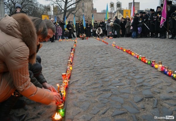 У Луцьку перед замком виклали зі свічок «хрест пам’яті». ФОТО
