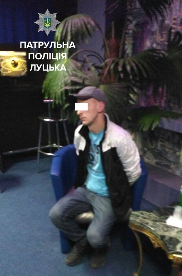 У луцькому інтернет-кафе затримали чоловіка з наркотиками