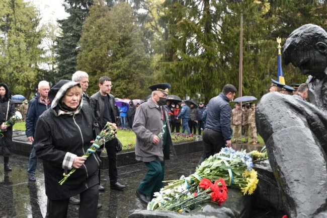 Панахида за загиблими і покладання квітів: як у Луцьку відзначили День пам'яті та примирення. ФОТО