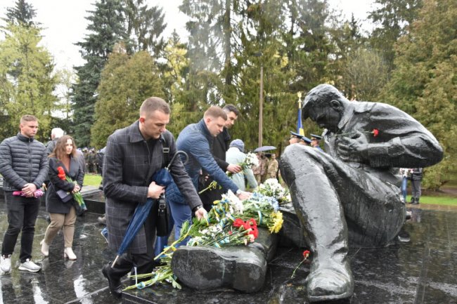 Панахида за загиблими і покладання квітів: як у Луцьку відзначили День пам'яті та примирення. ФОТО