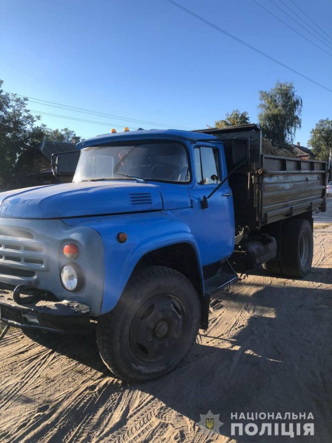 На Волині затримали ЗІЛ, завантажений піском, з підробленими документами