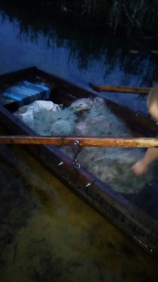 На Волині небайдужі рибалки здали браконьєра, який ловив рибу сіткою з човна. ФОТО