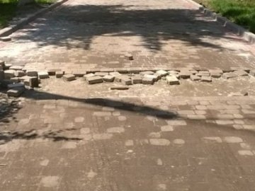  Біля луцької школи покрали бруківку