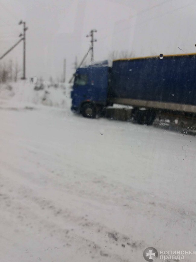 На волинській трасі вантажівка перегородила дорогу. ФОТО