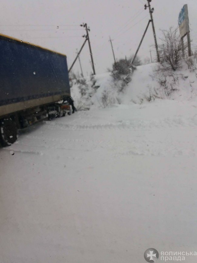 На волинській трасі вантажівка перегородила дорогу. ФОТО