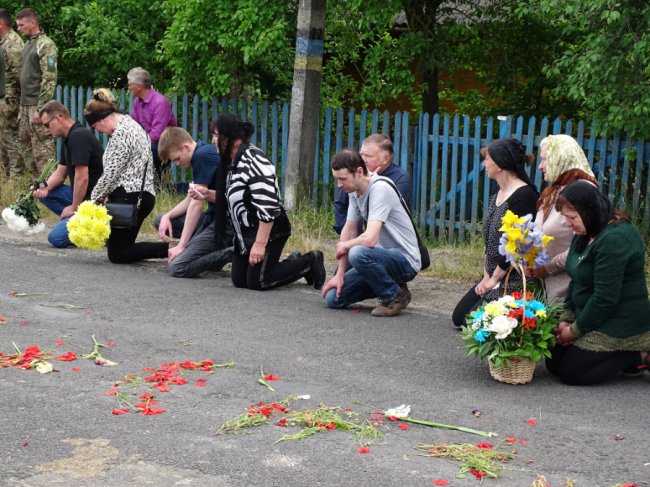 Останню дорогу встелили маками та півоніями: на Волині попрощалися із Героєм Василем Рудцем