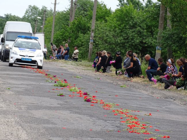 Останню дорогу встелили маками та півоніями: на Волині попрощалися із Героєм Василем Рудцем