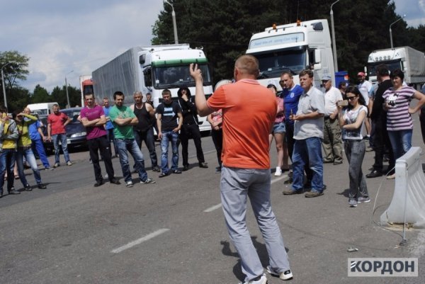 Чергова провокація на Волинській митниці: активісти хотіли спалити «Запорожець». ФОТО