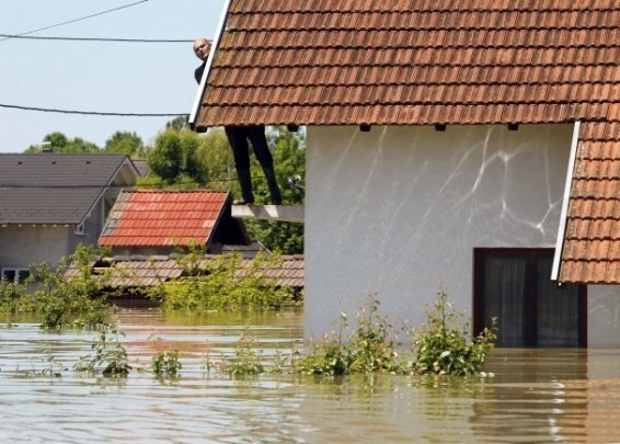 Жахлива повінь на Балканах: трощила, нищила, перевертала. ФОТО