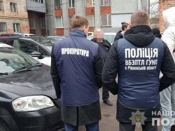 Таксист підробляв сутенером у Рівному