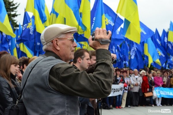 Антифашистська акція Партії регіонів у Луцьку. ФОТО