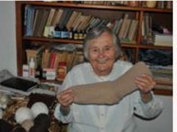 83-річна бабуся з Волині зв'язала близько 80 пар шкарпеток для бійців