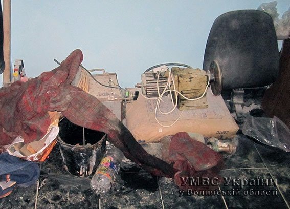 18-річний лучанин зберігав у гаражі бурштин та інструменти для його обробки. ФОТО