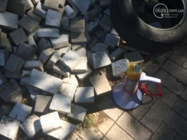  У Маріуполі роздають українські прапори і знищують барикади терористів. ФОТО