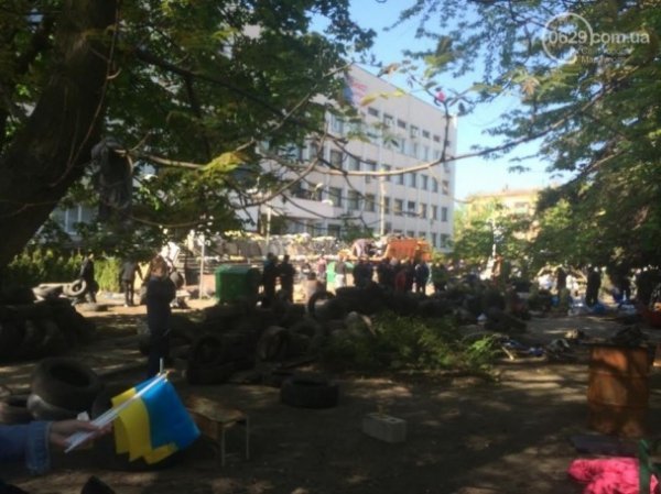  У Маріуполі роздають українські прапори і знищують барикади терористів. ФОТО