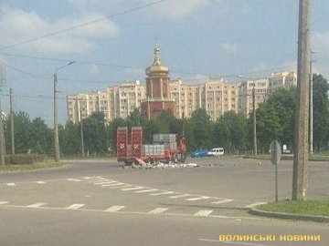 У Луцьку на кільці біля «Глобуса» із вантажівки випали будматеріали 