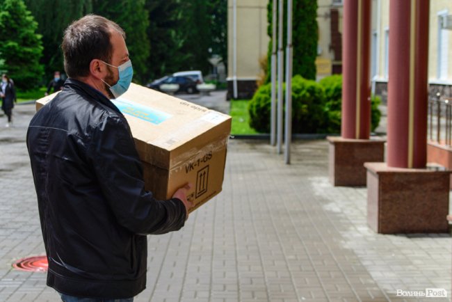 Дві волинські лікарні отримали 1400 швейцарських ІФА-тестів, що визначають антитіла до COVID-19. ФОТО