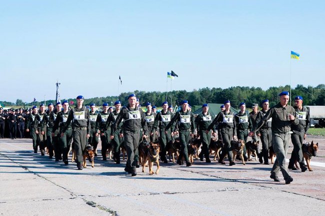Луцький нацгвардієць з собакою-напарником крокуватимуть на параді до Дня незалежності. ФОТО