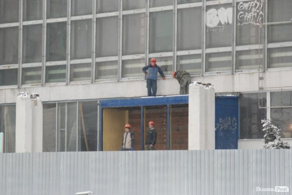 У Луцьку стартувала реконструкція «Променя»: зрізають ялинки. ФОТО. ВІДЕО. ДОКУМЕНТИ