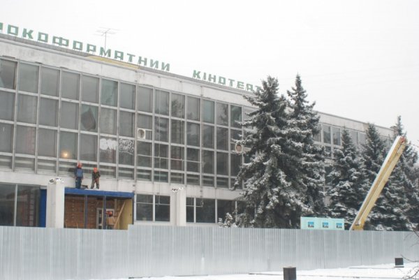 У Луцьку стартувала реконструкція «Променя»: зрізають ялинки. ФОТО. ВІДЕО. ДОКУМЕНТИ