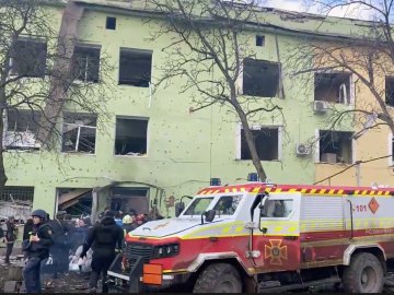 «Скільки ще світ буде співучасником, ігноруючи терор?»: Зеленський вимагає негайно закрити небо після обстрілу пологового у Маріуполі