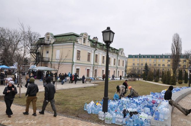 Церква, медики, тіла: священик з Волині показав трагічні кадри з протистояння на Майдані 5-річної давності
